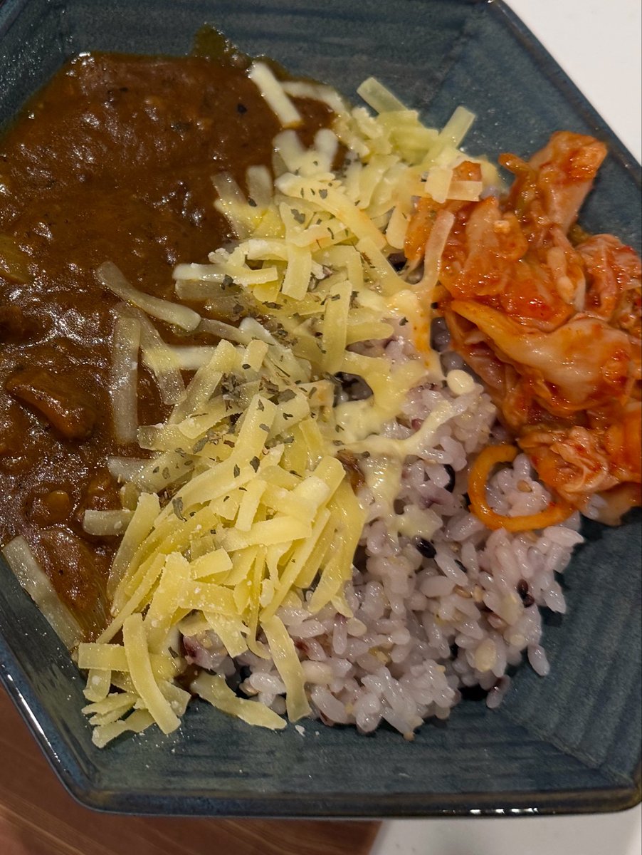 _yu_8_8's tweet photo. 五穀米とアレンジレトルトカレーに
キムチとチーズ！
食物繊維大好き過ぎて
食物繊維丼作った(•ㅂ•)و

おうちごはん大好き https://t.co/KhyN5QYllC