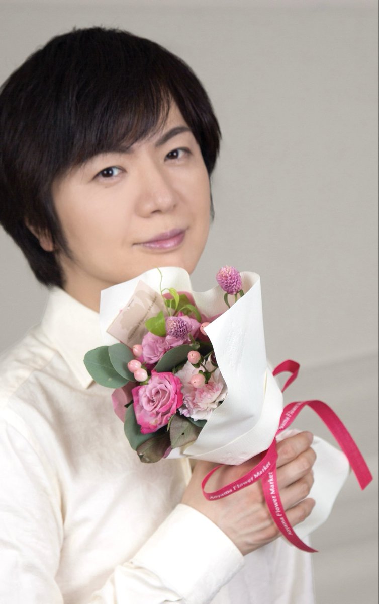 takeshima_staff's tweet photo. "花束"

ピペリカムの花言葉は

「きらめき」

9月26日 #くつろぎの日
僕のくつろぎ時間はミモザ、オモト、デイジー、ガジュマル 達と過ごす時間です。
皆さんのくつろぎ時間は？
#ひろネット #花便り https://t.co/YHof1xnLdQ