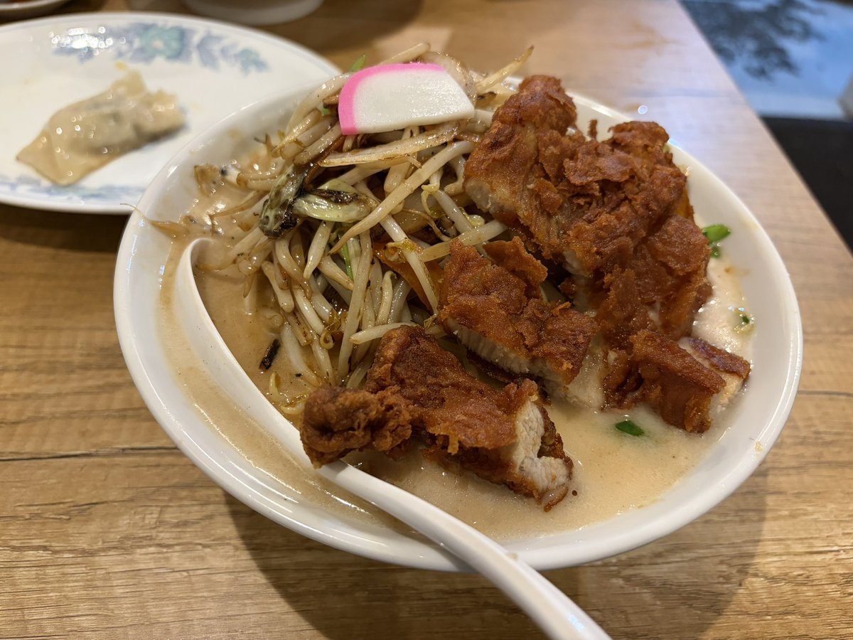 6757541's tweet photo. タンメンフタツメの濃厚パーコータンメンを食べた。
確かに濃厚なスープはパーコーと炒めた野菜に合う。
お腹がめちゃ空いてる時に食べたいストロングスタイルな食べ物だった。
次はパーコー炒飯も食べたい。
水めちゃくちゃ飲んだよ。 https://t.co/rHslEPmUWp