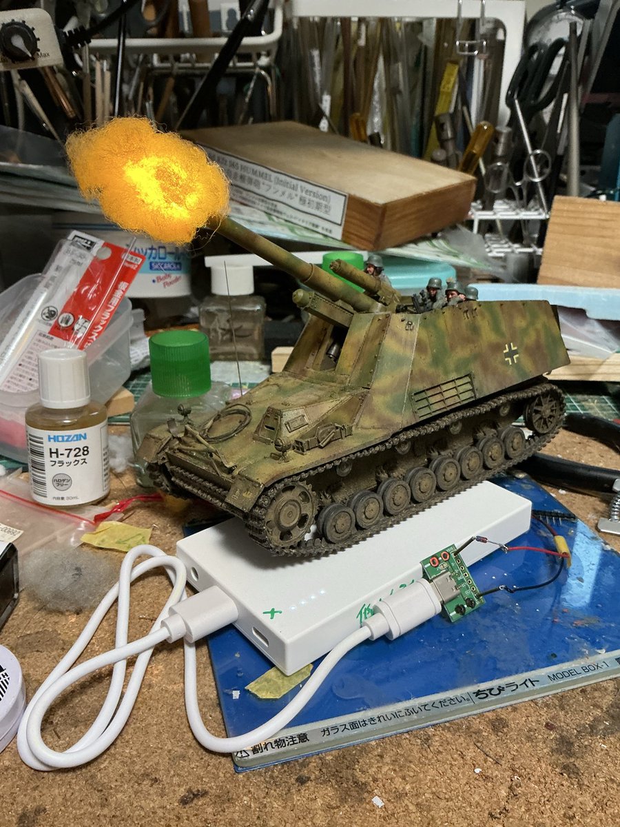 jbh03171's tweet photo. トラブル続きで一時は諦めモードでしたが突破しました。電流を定格の60mmAから18mmAまで下げたら発熱しなくなり長時間安定駆動するようになった。あとはちぎって団子にしたポリエステル綿をクリアオレンジ、クリアイエロー、スモークで着色して接着剤でペタペタ盛って写真の状態に。 https://t.co/ma2WtNcDpX