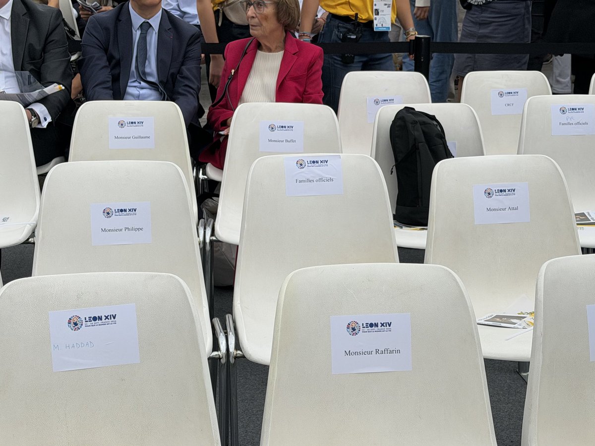 fxmenage's tweet photo. En pleine messe du pape la politique ne prend jamais de pause ! 
Photo 1 prise trois heures avant la messe. Attal et Philippe prévus  côte à côte. 
Photo 2 prise juste avant la messe. Il a fallu glisser un « invité » entre les deux https://t.co/fs3DjoAKRu