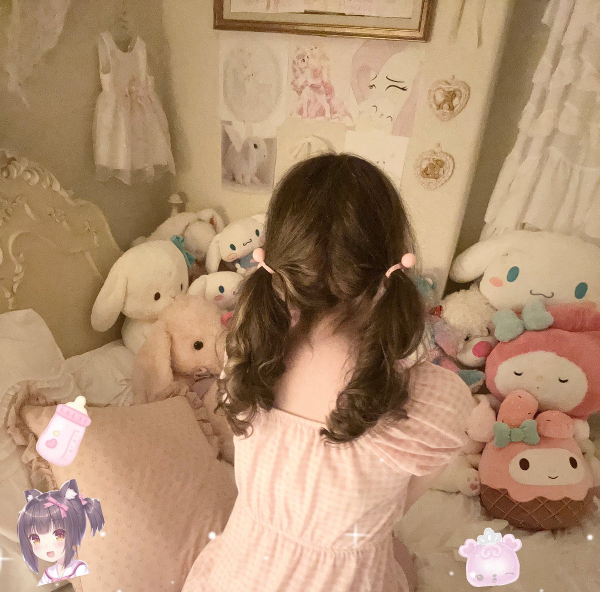 daddyg0thic_'s tweet photo. 🎀 Eu acho tão fofo e lindo ver a filhinha brincar! Ela toda felizinha com as suas pelúcias, com seu penteado de menininha e sua roupinha rosinha que tanto ama! Papai ama ver a menininha dele sendo feliz, papai é tão sortudo por ter a filhinha ✨ https://t.co/xHtBIy87Ms