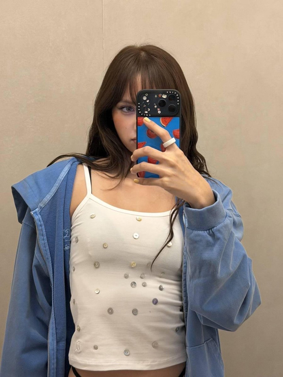 mygirllyy's tweet photo. ตอนที่ลิซ่ามาบับเบิ้ลรูปนี้ ก็คือกำลังถ่ายเอ็มวีวันที่ 3 อยู่ที่หัวลำโพง น่ารักมาก https://t.co/Suj2lZIcSp
