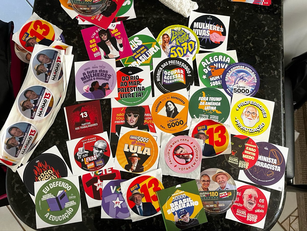 regatadalbarn's tweet photo. a amiga que coleciona adesivo político https://t.co/IW8O0WtigN