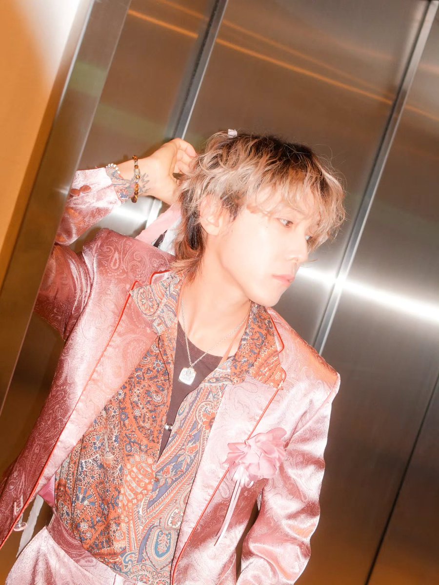Kkorepo's tweet photo. 「#FTISLAND」#イ・ホンギ、セクシーで華やかで神秘的…東京公演初日終了（動画あり） 
#イホンギ #ホンギ　
🔗https://t.co/PDAjR0kwSt https://t.co/yBdidVygYM