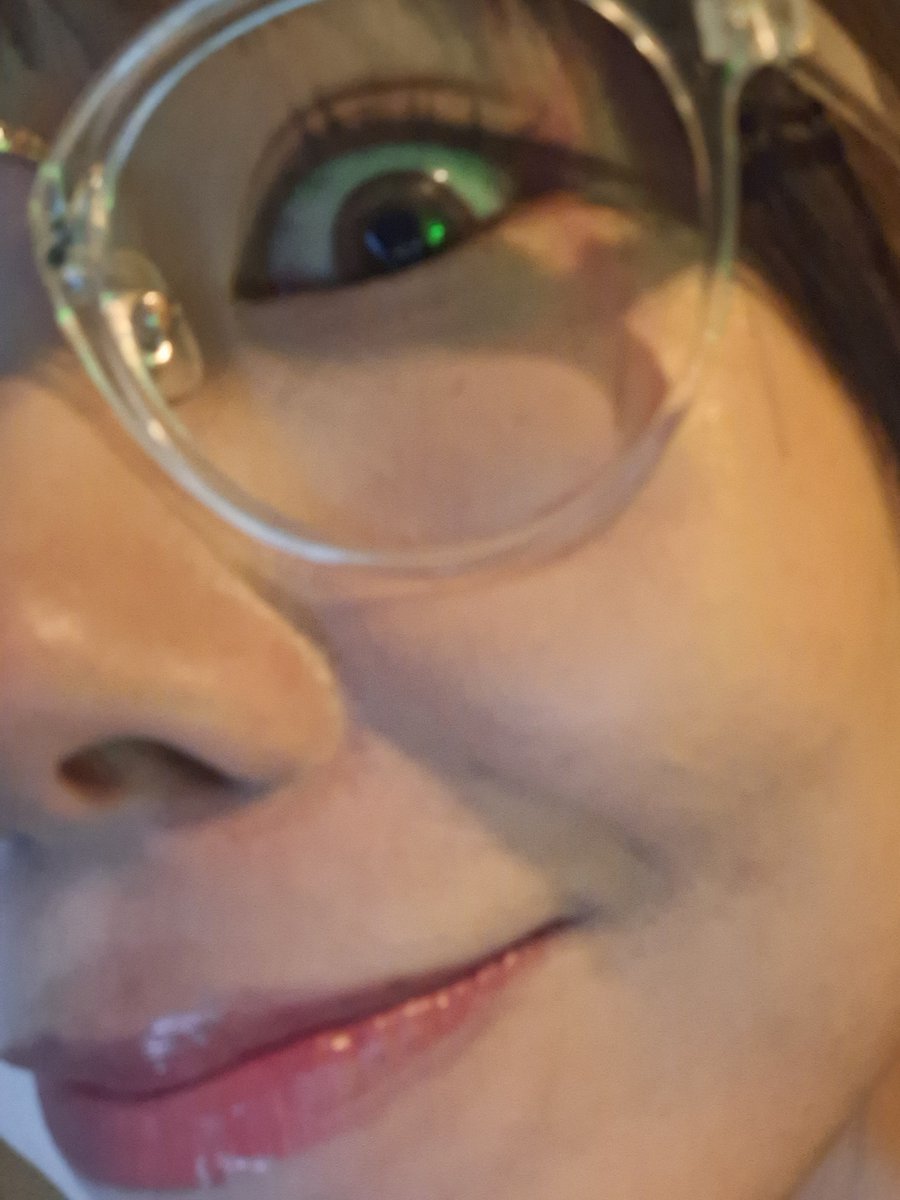 upiyu's tweet photo. 最近鏡の前にいる時以外でも、なんのメイクが似合うのか、どうしたら童顔になれるのか、ナチュラルでいられるのか、そんなことばっかり考えてる。今もバイト先でひとりで店番してるの暇すぎて自撮り大会してた。店長に見つかったら怒られるから内緒ね！！！雨だから許して！！！ https://t.co/xBG7hBKnNX
