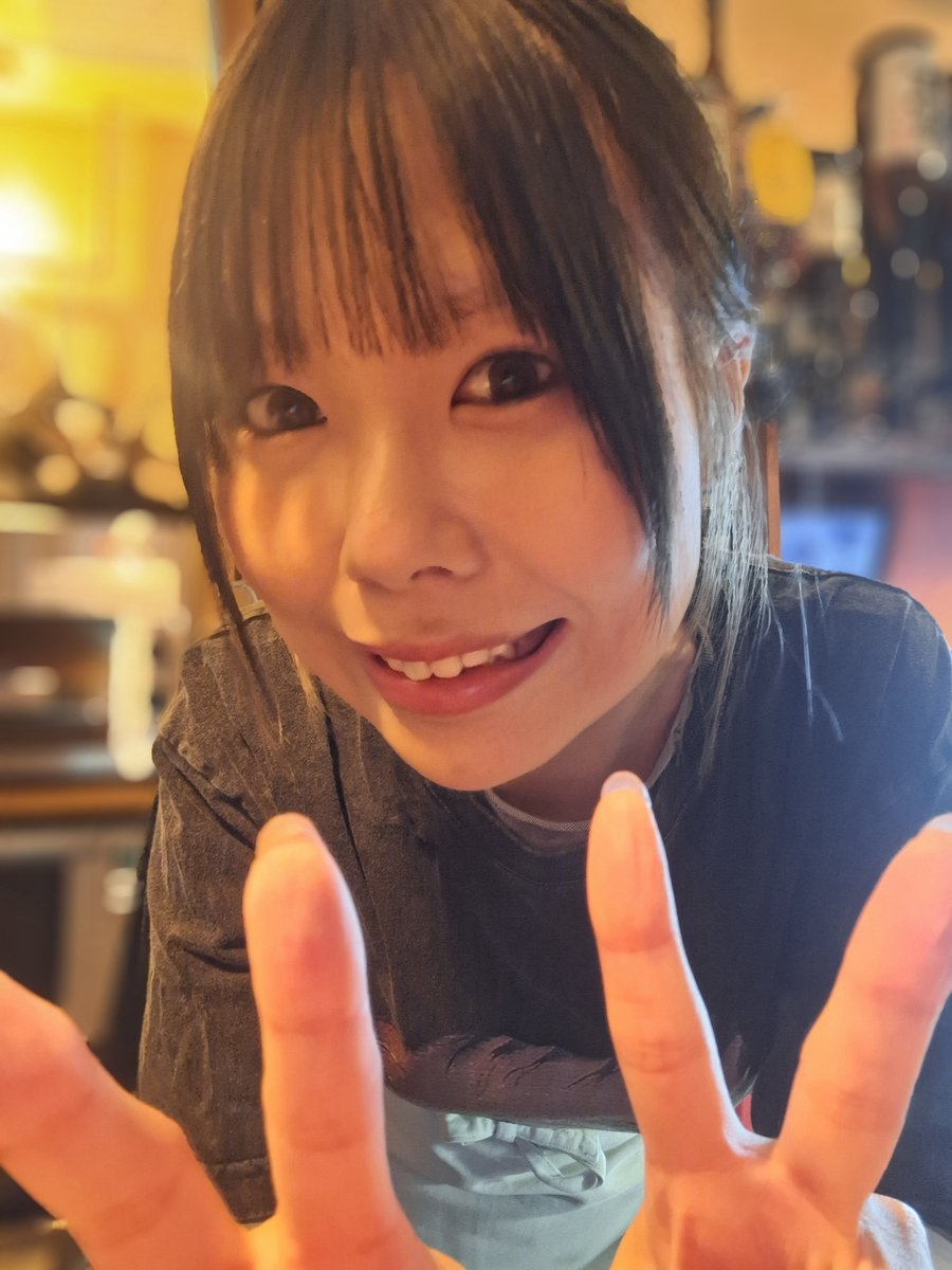 upiyu's tweet photo. 最近鏡の前にいる時以外でも、なんのメイクが似合うのか、どうしたら童顔になれるのか、ナチュラルでいられるのか、そんなことばっかり考えてる。今もバイト先でひとりで店番してるの暇すぎて自撮り大会してた。店長に見つかったら怒られるから内緒ね！！！雨だから許して！！！ https://t.co/xBG7hBKnNX