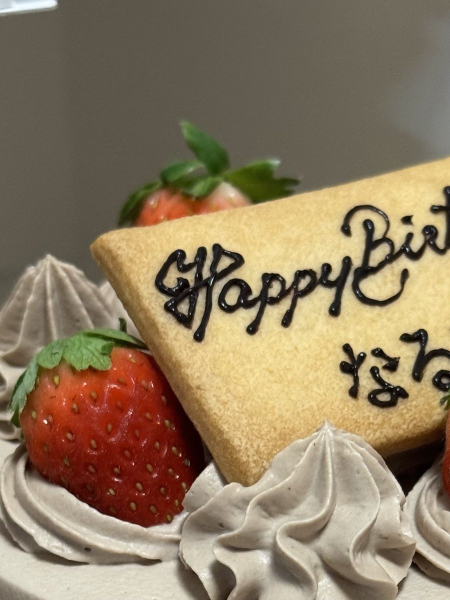 narumi_desun's tweet photo. 24歳になりました！
誕生日のお祝い、母親のセンスが輝いてました🩷
 #誕生日  #ヤドン  #ほんのきもち https://t.co/ZgKgoxQs2G