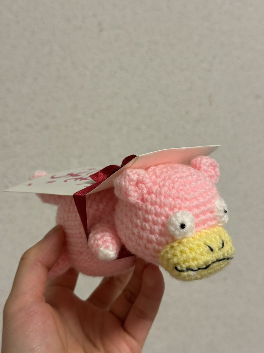 narumi_desun's tweet photo. 24歳になりました！
誕生日のお祝い、母親のセンスが輝いてました🩷
 #誕生日  #ヤドン  #ほんのきもち https://t.co/ZgKgoxQs2G