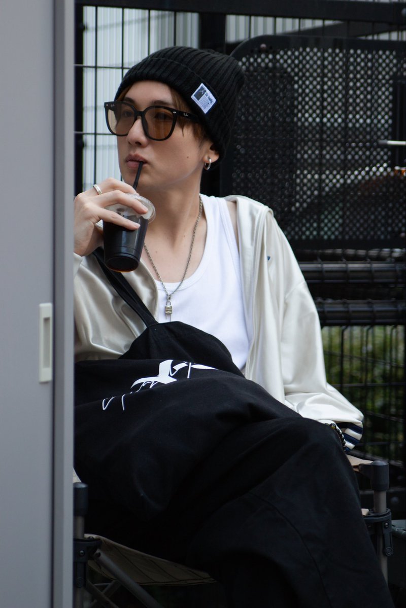 kei_hsgi1010's tweet photo. バースデーイベントのグッズの詳細もう少しで出るみたいなのでもう少々お待ちください🙇‍♂️

写真はグッズとは関係ないゆるラジで話した最近撮影したやつなんだけど、めちゃカッコつけてるけどアイスコーヒー渡されたこの直後に白タンクトップにアイスコーヒー溢して最悪やた😂 https://t.co/FcAlb3F4fW