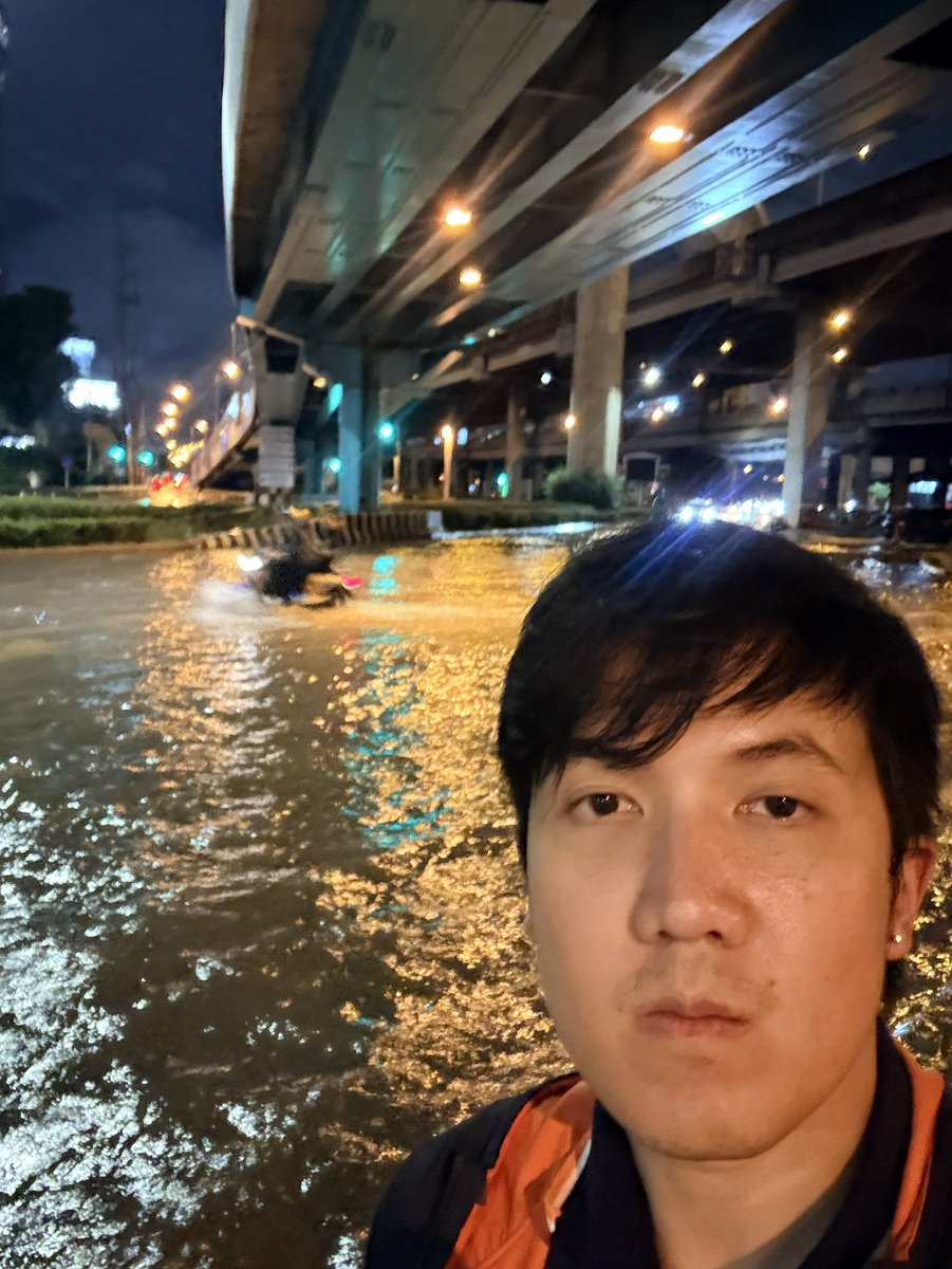 GoodySato's tweet photo. 5 แยกลาดพร้าวตอนนี้ น้ำระดับครึ่งแข้งถึงหัวเข่า รถเล็กเลี่ยงดีกว่าครับ #PPLEFLOOD69 #จตุจักร #น้ำท่วมกรุงเทพ #พรรคประชาชน https://t.co/ws4PQVAHRz