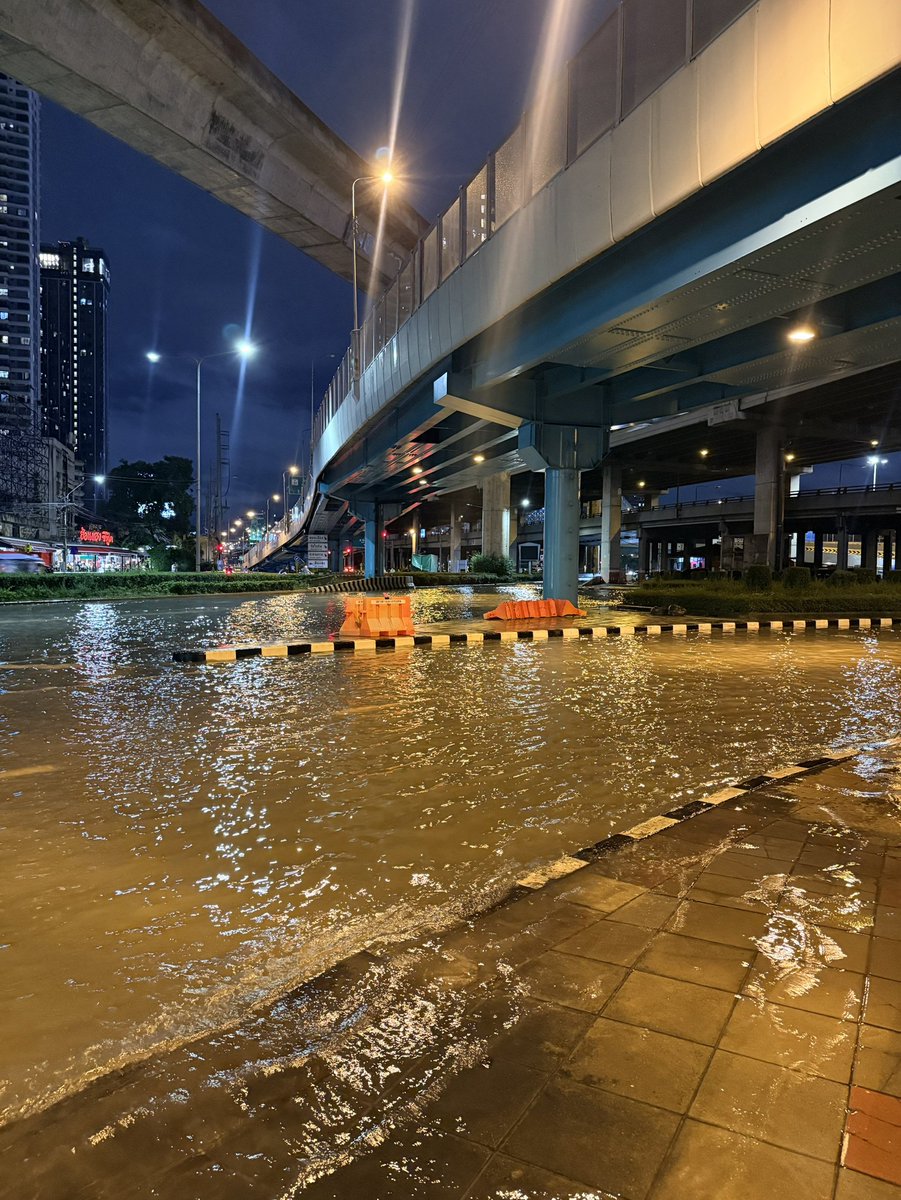 GoodySato's tweet photo. 5 แยกลาดพร้าวตอนนี้ น้ำระดับครึ่งแข้งถึงหัวเข่า รถเล็กเลี่ยงดีกว่าครับ #PPLEFLOOD69 #จตุจักร #น้ำท่วมกรุงเทพ #พรรคประชาชน https://t.co/ws4PQVAHRz
