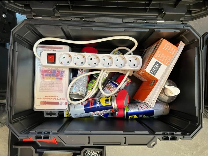 cloudzeelandNL's tweet photo. De maand oktober staat weer bol van de activiteiten bij de Zeeuwse Repair Café's. Onze techneuten staan klaar om uw kapotte apparaat weer nieuw leven in te blazen.
https://t.co/YPwW94PJag
#repaircafe #herstellen #vrijwilliger #kleinwitgoed https://t.co/GFha57ulLP