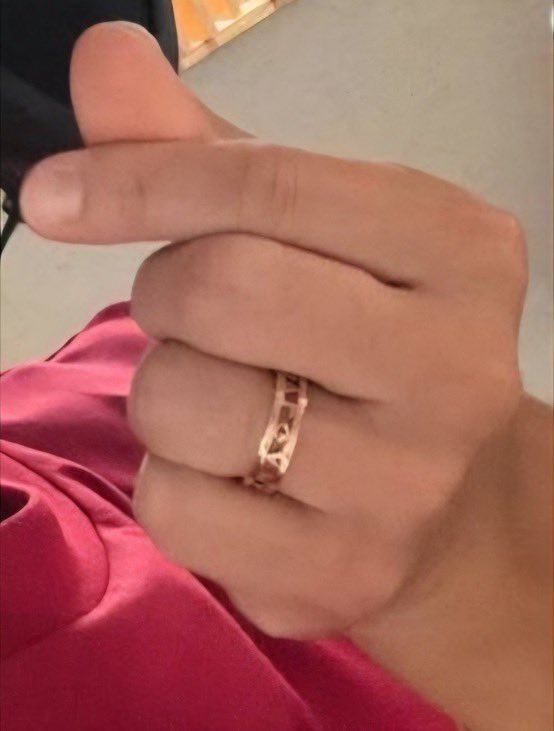 lovedie_e's tweet photo. 얘들아 (0명) 
아무래도 드라이브 인스스에서
어색하게 손 보여주던 거 반지 자랑 아냐?? ㅋㅋ
장난쳤는데 진짜 반지 자랑이었던 거 같아서
나지금ㄴㅁㅁㅅㅇ https://t.co/VdwhOA7tWM