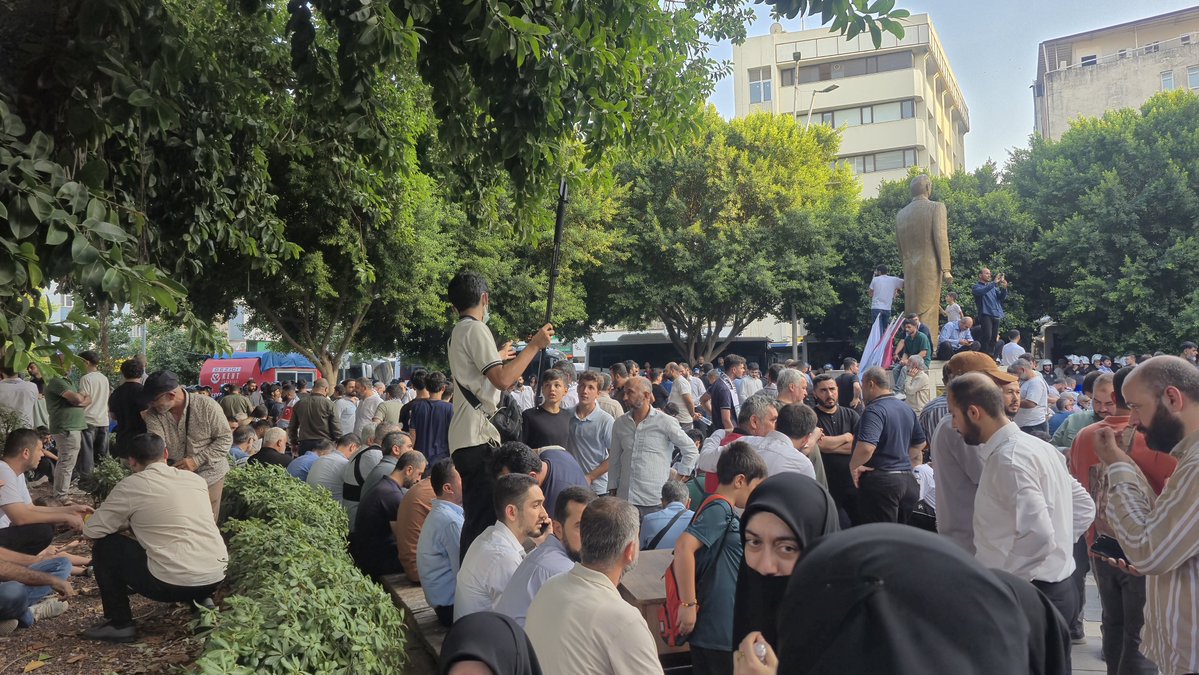 RumeysaYlmz2016's tweet photo. 'Yazıklar Olsun Size'!! diyorum. Anayasal haklarını kullanmaya çalışan insanları, bulundukları yerde tutup, parkı AÇIKHAVA HAPİSHANESİne çevirdiniz!!! Hava çok sıcak. Bayılan kadınlar var! Burası TÜRKİYE! Ülkeyi mahvettiniz!
PolisAblukası
#AdanaEmmiyeti
Polis Devletiİstemiyoruz https://t.co/ztOa8lrPsA