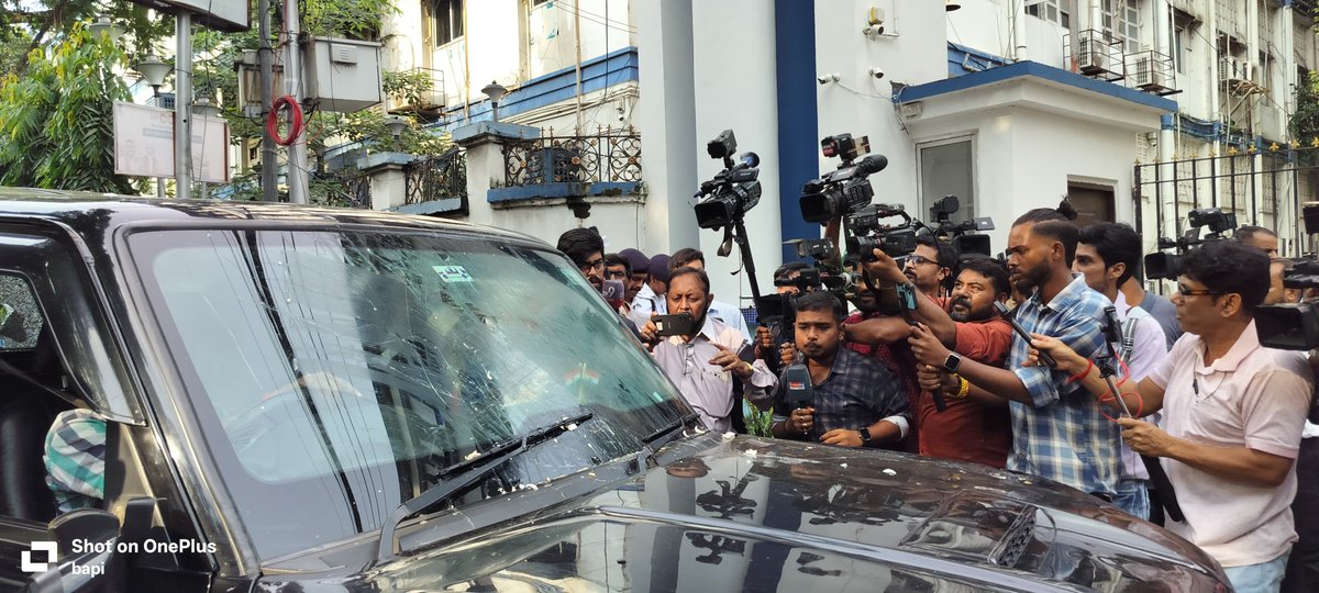 KunalGhoshAgain's tweet photo. ডিম এখন পুরনো। আজ সঙ্গে দেখলাম ইঁট, পাথর, রড, শাবল। শ্রীরামপুর যাওয়ার পথে উত্তরপাড়ায় বিজেপির হামলা। দুদফায়। গাড়ি আটকানো ���ল ফিল্মি কায়দায়, রাস্তায় লরি বেঁকিয়ে দাঁড় করিয়ে। গাড়িতে ঝাঁপিয়ে পড়ল গুন্ডারা। সামনে, পেছনে, সর্বত্র কাঁচ ভাঙচুর। আমি সামনে বসি। সেই কাঁচ ভাঙা হল শেষে রড চালিয়ে। সেই রড এসে পড়ল কাঁচ ভেঙে আমার হাতে। এখনও যন্ত্রণা। সারা শরীরে এখনও কাঁচের টুকরো। চালককে বললাম, আমাকে যদি মেরেও ফেলে, গাড়ি এগোবে না। ওদের একজনের গায়ে লাগলে আরেক মিথ্যাচার আর অশান্তি করত। পুলিশ বলে কিছু দেখতে পাইনি�� পরে ইমেলে উত্তরপাড়া থানাতে অভিযোগ জানিয়েছি। ভবানী ভবনেও গেছিলাম। শনিবার বিকেল বলে কোনো পদস্থ অফিসার ছিলেন না বলে জানানো হয়েছে। আলিপুর থানার ওসির সঙ্গে কিছু আলোচনা হয়। আইনি লড়াই চলবে। জঙ্গলের রাজত্ব। মমতাদি, অভিষেক, সৌগত রায়, শোভনদেব চ্যাটার্জিসহ নেতৃত্ব ও সহকর্মীরা বারবার খবর নিয়েছেন। প্রদেশ কংগ্রেস সভাপতি শুভঙ্কর সরকার হামলার নিন্দা করেছেন। অধীর চৌধুরীও প্রতিবাদ করেছেন। গদ্দারশিবির অবশ্য বিজেপির দালালি অব্যাহত রেখেছে। আর হ্যাঁ, এসব হামলায় ভয় পাই না।
