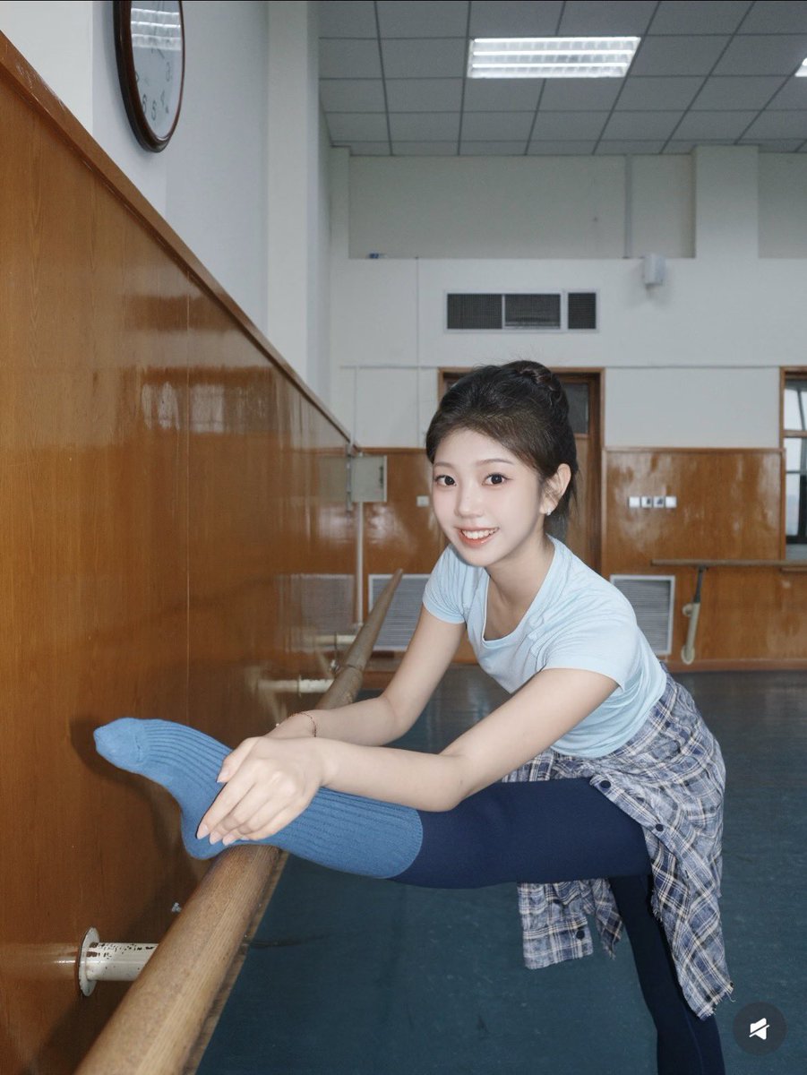 DRiszaldy's tweet photo. 学校放假，我放纵

有人想锐评一下我舞蹈生的福嘛 🥹   

粉粉嫩嫩

不要🚪赶紧看，我要删了… https://t.co/xpNYhGX4Oy