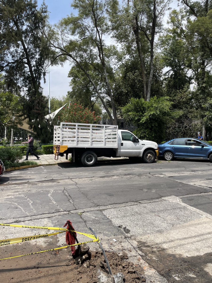 CamachoAnayesi's tweet photo. Hay una camioneta que lleva más de un mes abandonada en la calle de Pestalozzi 1254 Colonia del Valle Centro, 03100 entre calles Pilares y Matías Romero‼️@SSC_CDMX @OVIALCDMX @BJAlcaldia @locatel_mx @C5_CDMX https://t.co/kDK4EuS1Zl
