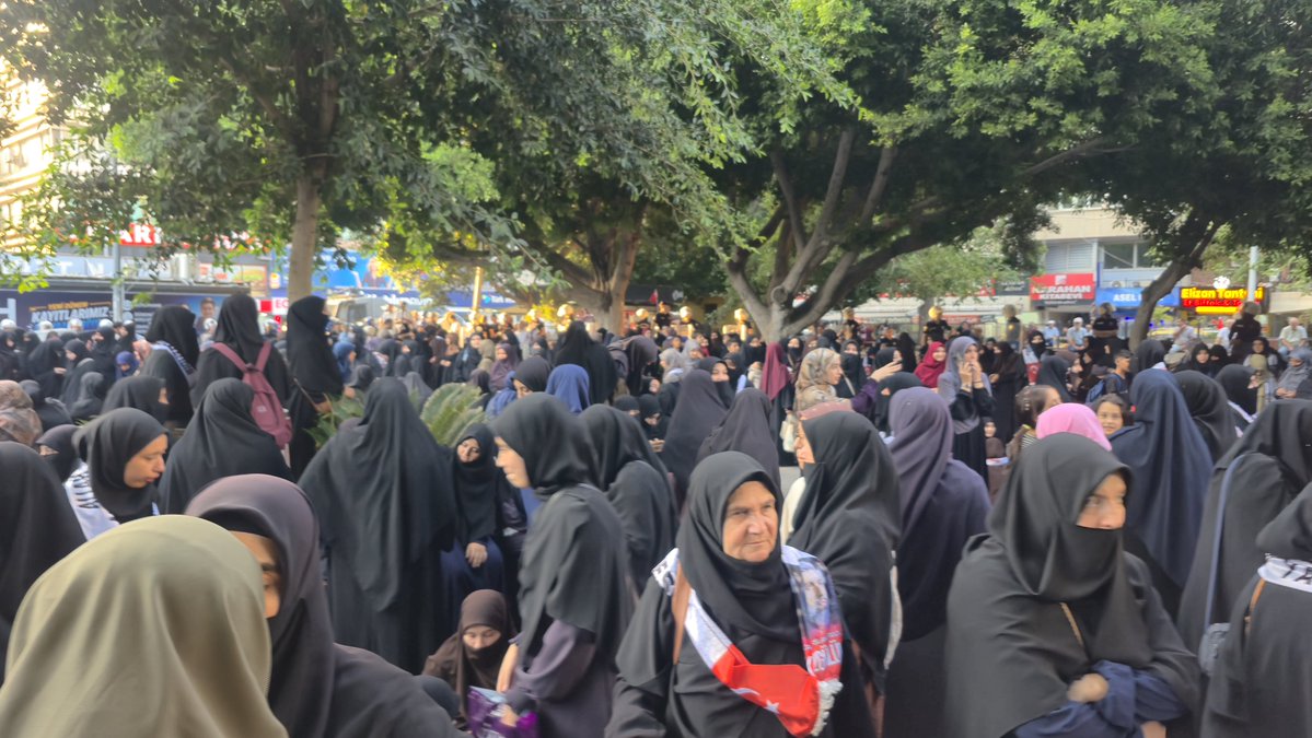 RumeysaYlmz2016's tweet photo. 'Yazıklar Olsun Size'!! diyorum. Anayasal haklarını kullanmaya çalışan insanları, bulundukları yerde tutup, parkı AÇIKHAVA HAPİSHANESİne çevirdiniz!!! Hava çok sıcak. Bayılan kadınlar var! Burası TÜRKİYE! Ülkeyi mahvettiniz!
PolisAblukası
#AdanaEmmiyeti
Polis Devletiİstemiyoruz https://t.co/ztOa8lrPsA