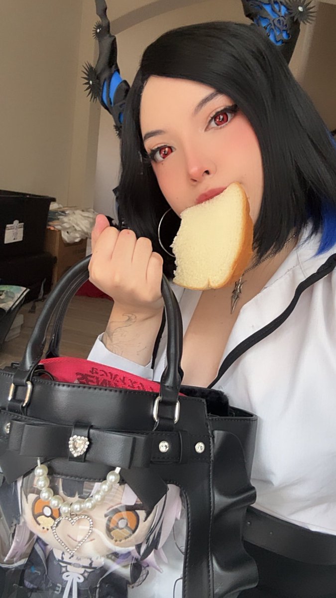 iamhecate_'s tweet photo. Me and Shiori on the way to work :3 
see u at Tokyo x!! https://t.co/1L1btsd4Ve