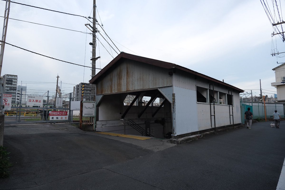 Ardu1Rj's tweet photo. 上中里駅から尾久駅まで歩いてみました。操車場に挟まれた街を通って線路を潜るトンネルを抜けます。このトンネルは「尾久構内架道橋」とか「尾久駅構内ガード」とか言うらしいですね。地下道なのに変な感じですね。 https://t.co/cgjosmEuWE