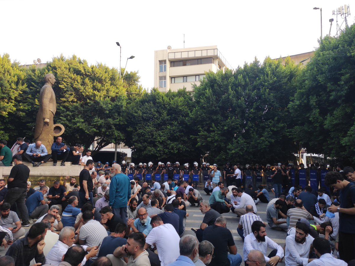 ibrahim_krml01's tweet photo. Adana İsmet İnönü meydanında PolisAblukası 'ndayız.

#AdanaEmniyeti'nin bu hukuksuz muamelesini bir an önce bitirmesini istiyoruz.

Polis DevletiIstemiyoruz https://t.co/KII7JnmtZj