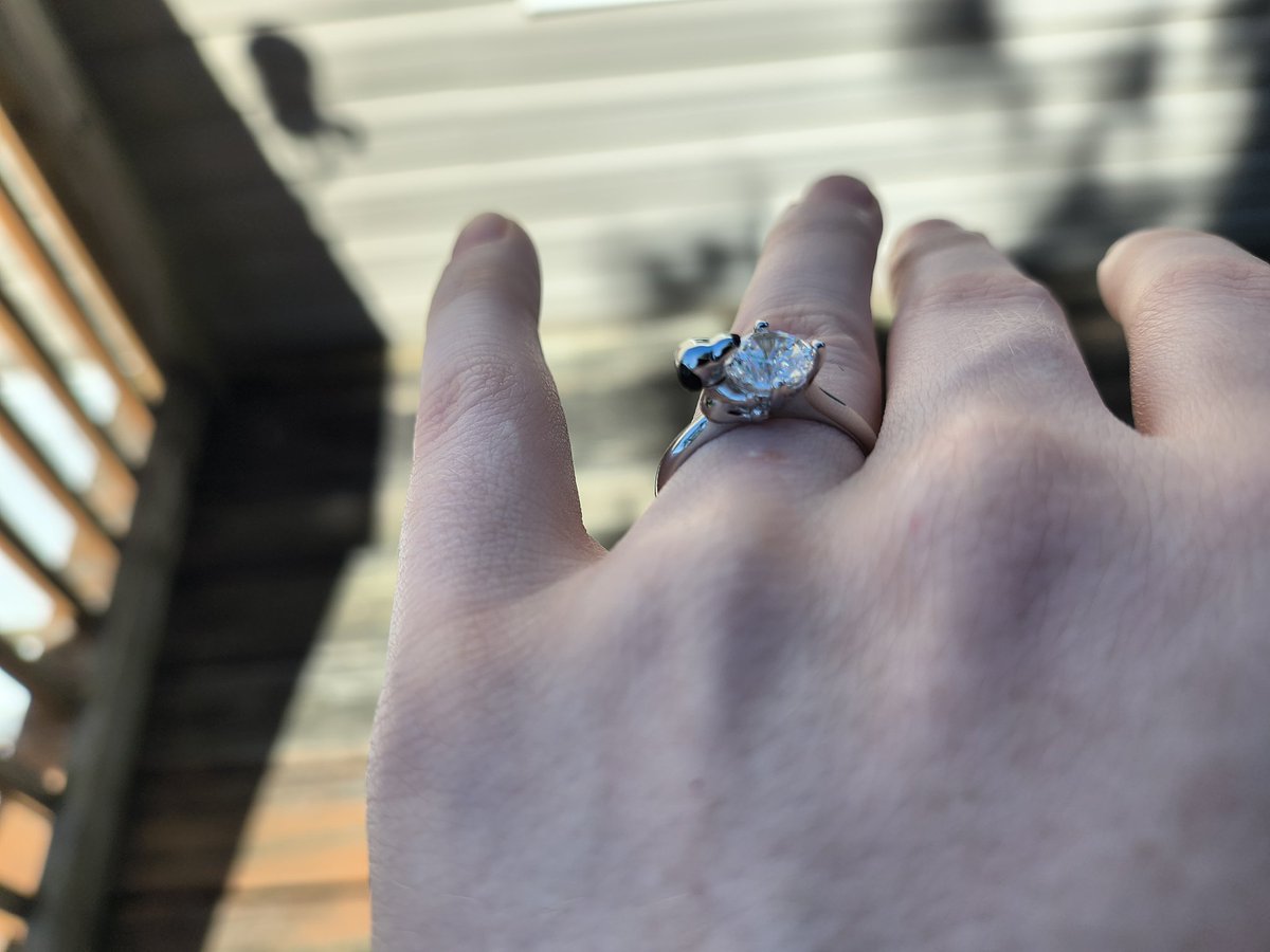 Snoopylover04's tweet photo. He proposed with the snoopy ring I am going to THROW UP https://t.co/iuah0USN23