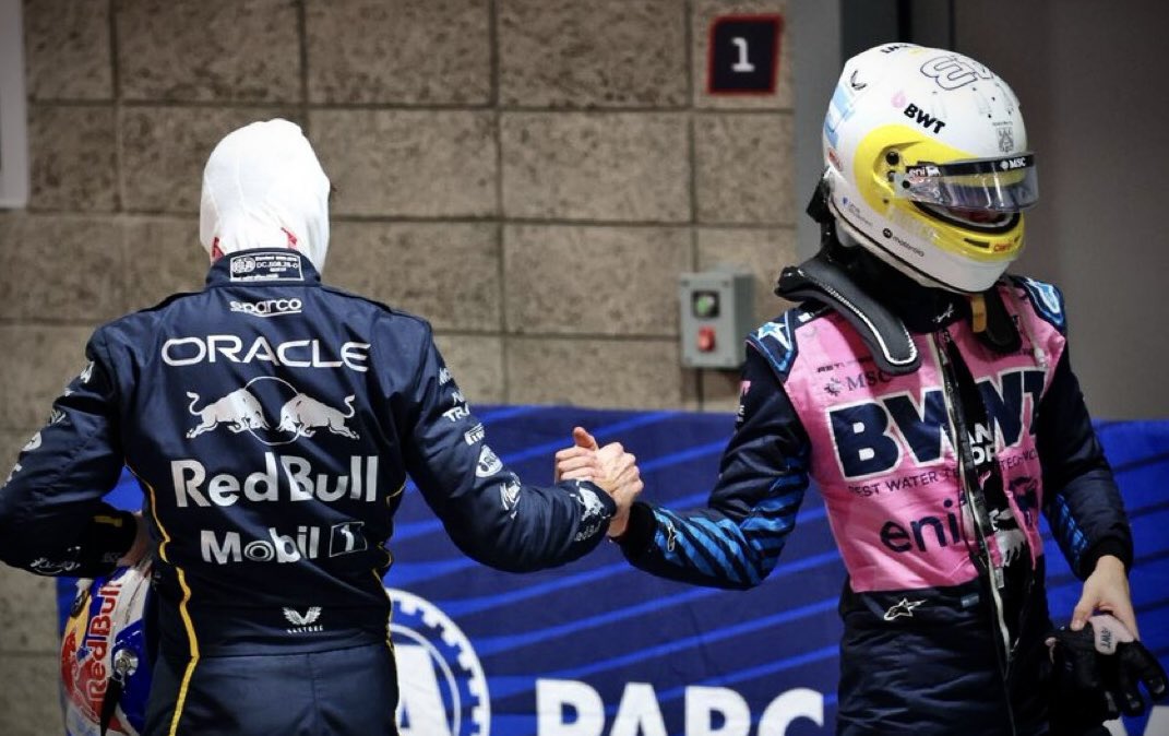 ColapintoFiles's tweet photo. 🗣️ Max Verstappen sobre la declaración de Lando Norris.

“Mientras el piloto que lo causó sea consciente de lo que hizo y se disculpe, pasa.”

“Un pequeño error, bloqueás, está en el interior con poco agarre, es un poco desafortunado que involucre a tantos autos, pero puede pasar.”

“No es agradable para nadie involucrado, pero un race ban es un poco exagerado.”