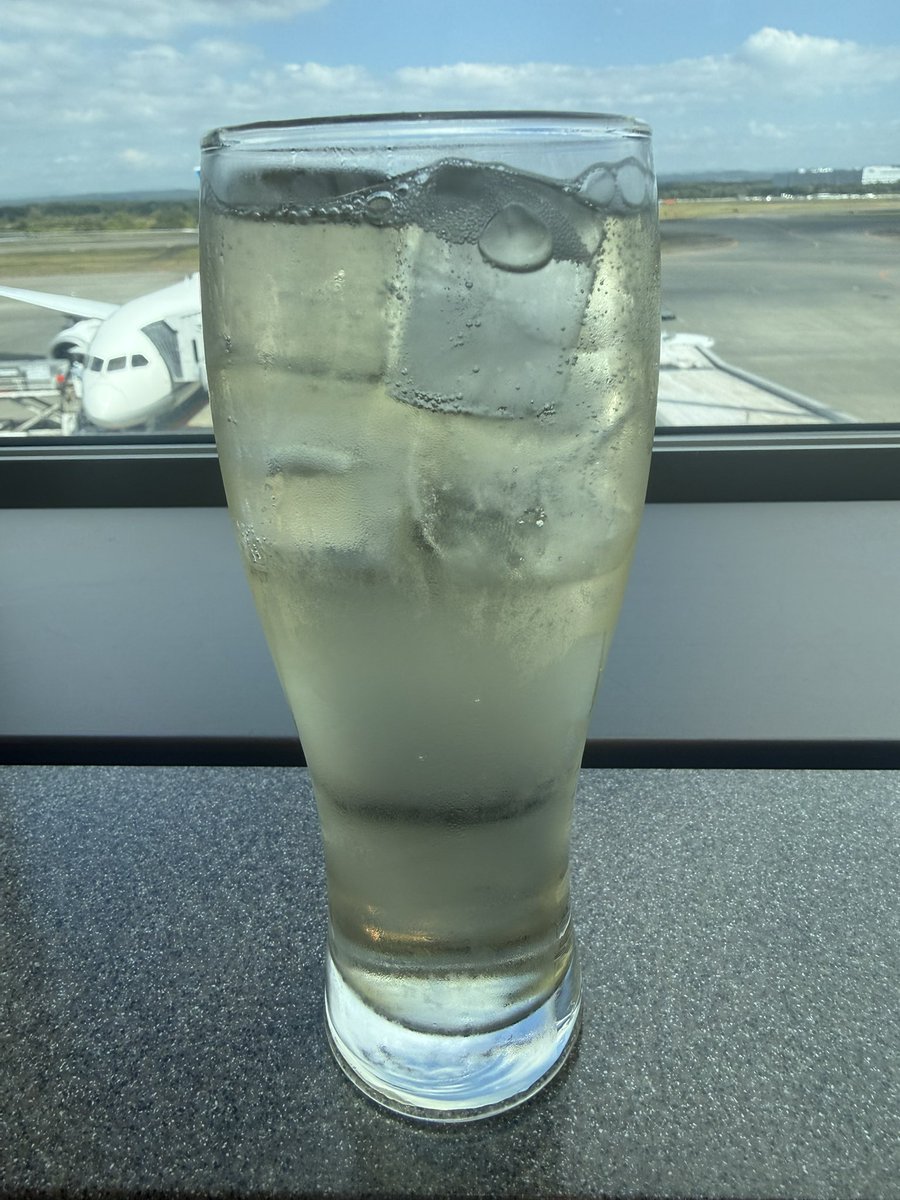arika_sp's tweet photo. 26‘道オフ振り返り最終日
空港で最後のお土産を買う
札幌農学校のチーズケーキ買おうとと思ったけど3時間待ちで断念。
今回プレミアムクラスがほぼ同じ値段買えたので初めて使ってみたけど、快適すぎた。またチャンスがあれば使いたい。
#予言者北海道オフ https://t.co/3pq1uCkkLC