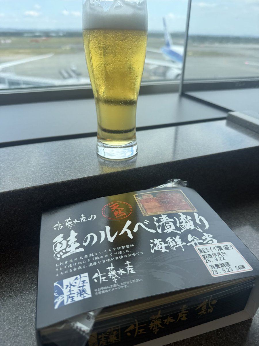 arika_sp's tweet photo. 26‘道オフ振り返り最終日
空港で最後のお土産を買う
札幌農学校のチーズケーキ買おうとと思ったけど3時間待ちで断念。
今回プレミアムクラスがほぼ同じ値段買えたので初めて使ってみたけど、快適すぎた。またチャンスがあれば使いたい。
#予言者北海道オフ https://t.co/3pq1uCkkLC