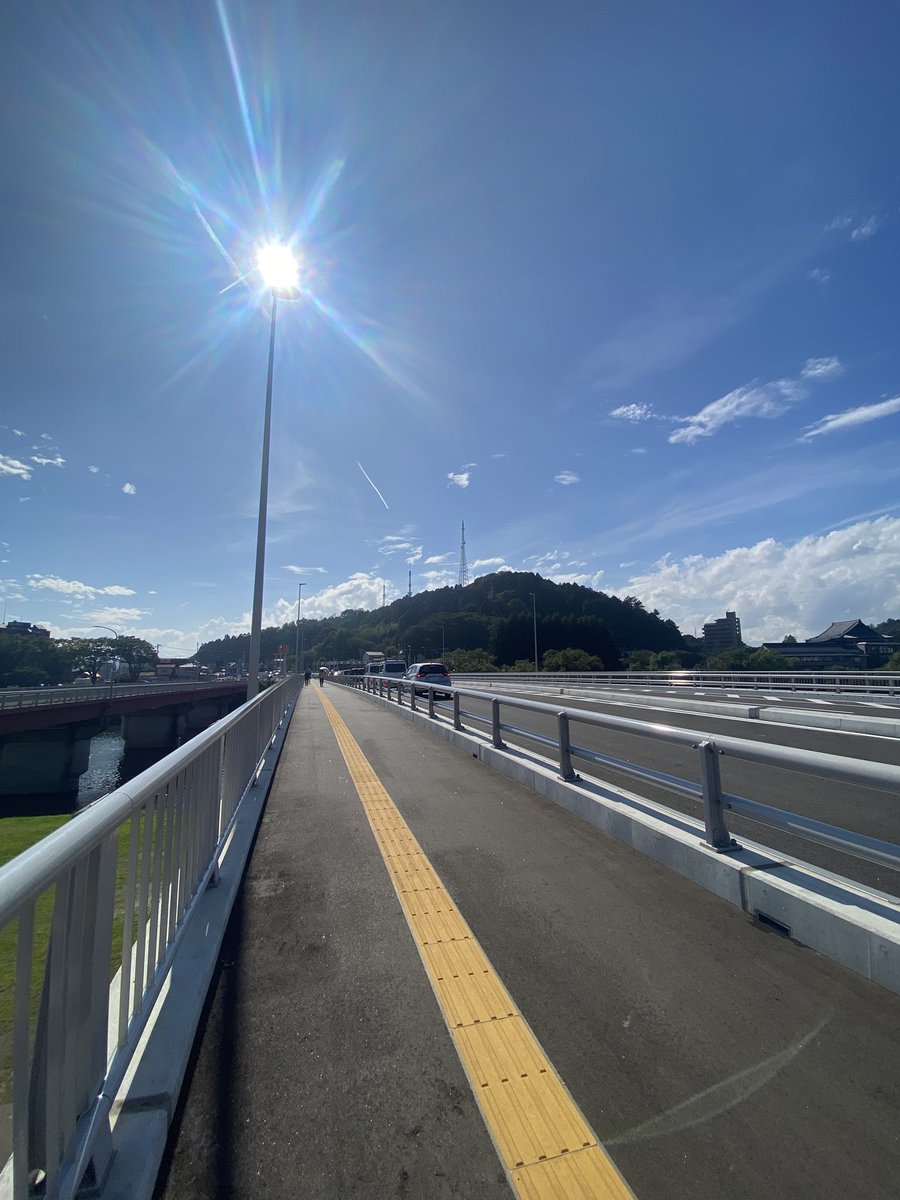 dreadrock_rasta's tweet photo. 新宮沢橋と旧宮沢橋のコラボ
旧の方は遠からず解体だろ
悲しくはない何百と通った世話になった橋
こっち側からみると随分とボロい寂れてる

感謝しかない
川に新旧架った橋、、、巡り合わせてか
この景色って人生でそうは見られないよな https://t.co/Tb7NuFoSb9