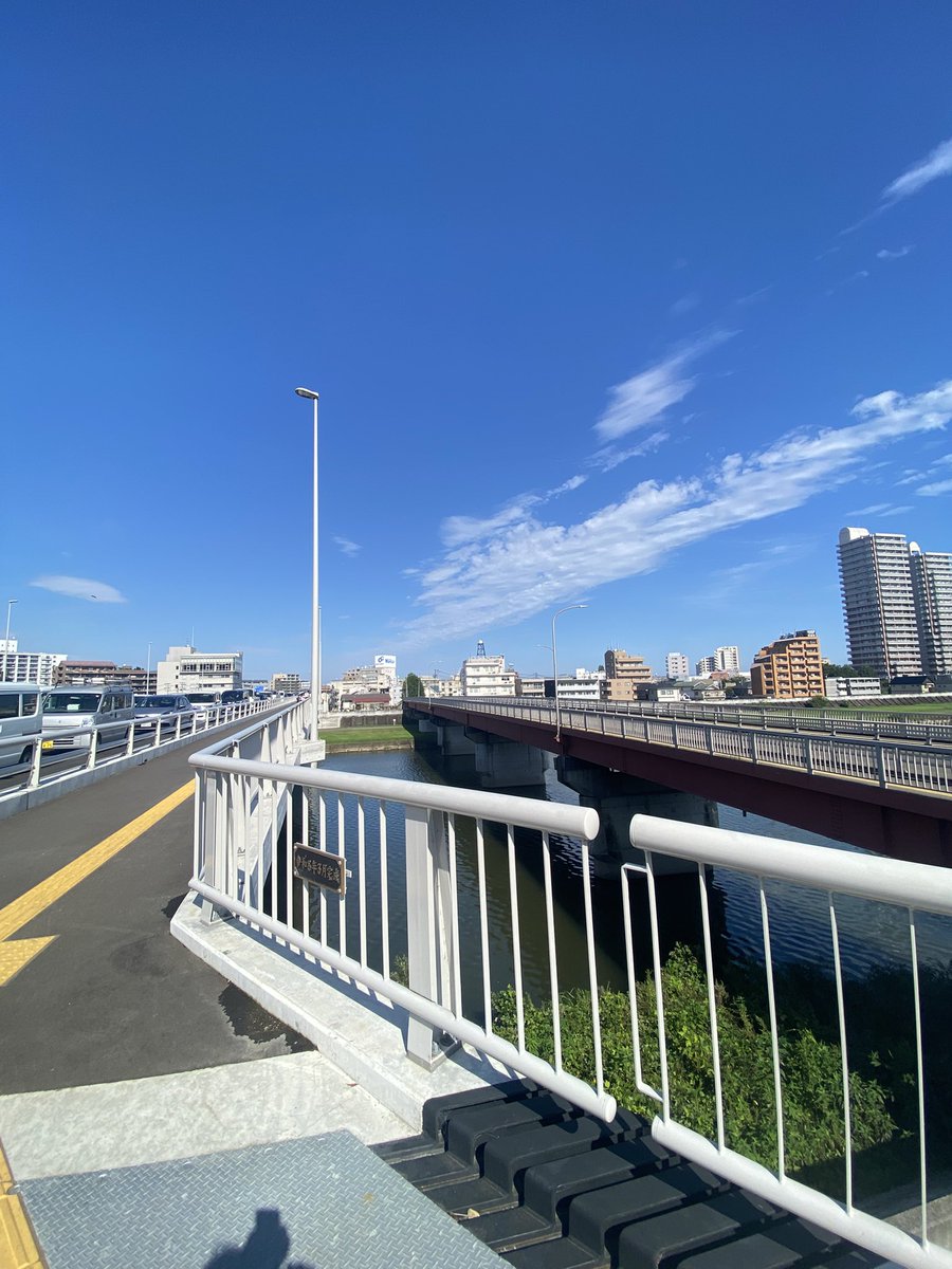 dreadrock_rasta's tweet photo. 新宮沢橋と旧宮沢橋のコラボ
旧の方は遠からず解体だろ
悲しくはない何百と通った世話になった橋
こっち側からみると随分とボロい寂れてる

感謝しかない
川に新旧架った橋、、、巡り合わせてか
この景色って人生でそうは見られないよな https://t.co/Tb7NuFoSb9