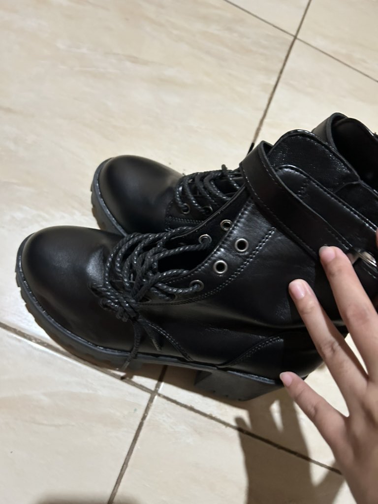 Nikookiie's tweet photo. Untung milih naik satu size dari biasanya coba kalo co yg 37 sempit bet mesti:/ 38lumayan ga ngepas bgt masih bisa nafas lah ini kaki https://t.co/VKYaNwdheQ