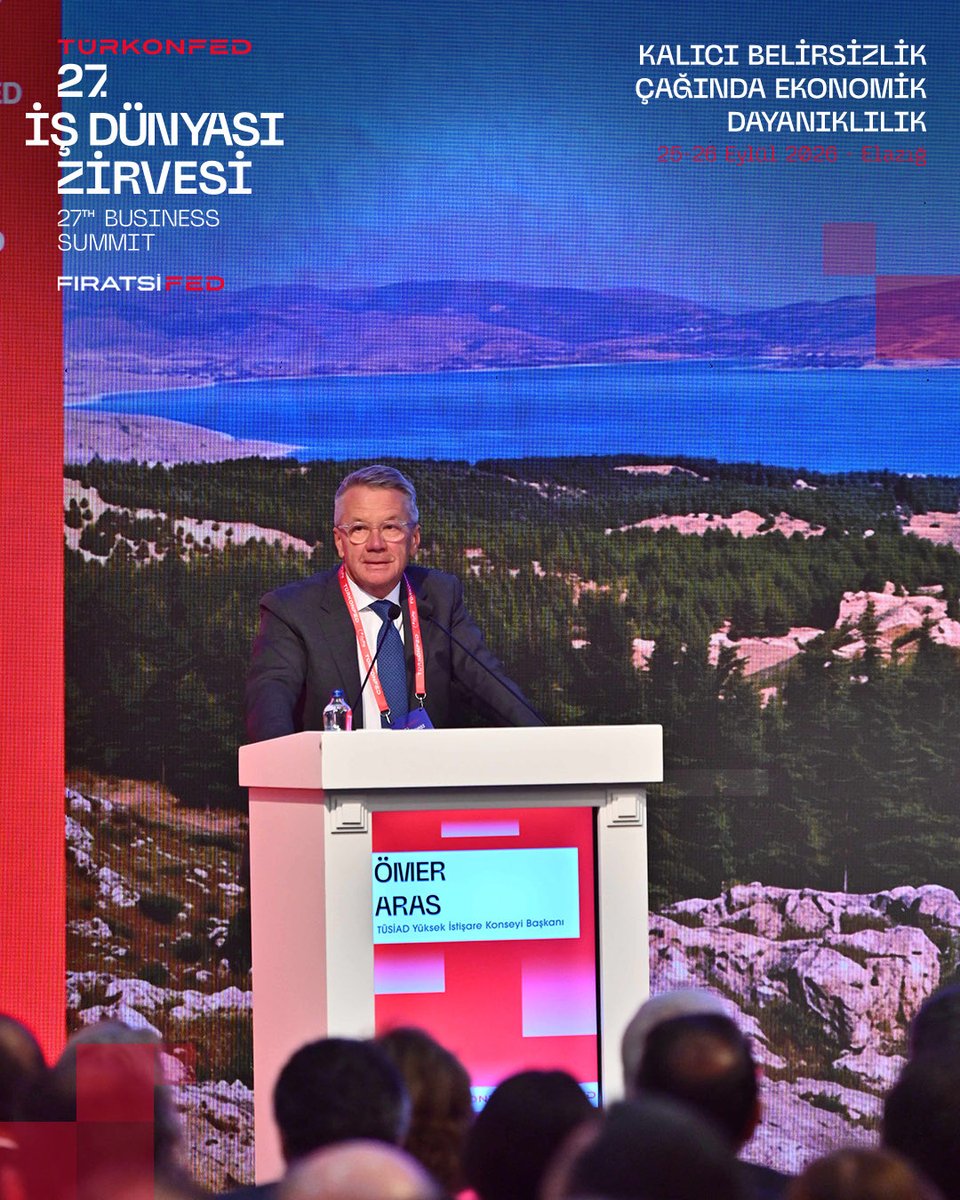 turkonfed's tweet photo. TÜRKONFED 27. İş Dünyası Zirvesi’nin konuk konuşmacısıTÜSİAD Yüksek İstişare Konseyi Başkanı Ömer Aras, yeni dönemde verimlilik kavramının yeniden tanımlanması gerektiğini söyleyerek, “Yeni dünyada en verimli şirket yalnızca en düşük maliyetle çalışan şirket değildir. Şok geldiğinde üretmeye devam edebilen şirkettir. İşte bu bizi dayanıklılığın temel unsurlarından birine getiriyor: Çeşitlilik. Enerji kaynaklarını çeşitlendirmek. İhracat pazarlarını çeşitlendirmek. Tedarikçileri çeşitlendirmek. Üretim merkezlerini çeşitlendirmek. Teknoloji kaynaklarını çeşitlendirmek. Çünkü çeşitlilik dayanıklılık yaratır. 
 
İşte tam burada yerelin gücü devreye giriyor. Türkiye’nin dayanıklılığını sadece merkezden inşa edemeyiz. Çünkü Türkiye’nin ekonomik gücü tek bir yerde değil. Türkiye’nin ekonomik gücü yaygın. Bursa’da otomotiv var. Denizli’de tekstil var. Gaziantep’te güçlü bir sanayi kültürü var. Diyarbakır’da tarım var, tarıma dayalı sanayi potansiyeli var. Kayseri’de girişimcilik var. Ege’de tarım, sanayi ve ihracat var. Akdeniz’de turizm, enerji ve lojistik var. Ve bugün bulunduğumuz Elazığ’ın da kendine özgü çok önemli kaynakları var. İşte bu çeşitlilik Türkiye’nin büyük avantajlarından biridir” şeklinde konuştu.
 
Aras şöyle devam etti; “Burada yerelin gücü derken içe kapanmayı kastetmiyorum. Tam tersine. Yerelde güçlü olacağız ki dünyaya daha güçlü bağlanalım. Yerel tedarikçilerimizi geliştireceğiz. Ara malı üretimimizi artıracağız. Bölgesel kümelenmeler oluşturacağız. Teknolojiyi Anadolu’daki KOBİ’lere etkin götüreceğiz. Ve bütün bunları küresel değer zincirlerine bağlayacağız. Çünkü bugün dünyada şirketler artık yalnızca, “En ucuz nerede üretebilirim” diye sormuyor. Aynı zamanda, “En güvenli nerede üretebilirim” diye soruyor. Bugün küresel şirketler, ‘reshoring’, ‘nearshoring’ ve ‘friend-shoring’ kavramlarını konuşuyor. Bunların ortak paydası tek bir şey: Coğrafya yeniden önem kazanıyor. Yakınlık yeniden değer kazanıyor. Güvenilir üretim ön plana çıkıyor. Bu Türkiye için çok önemli bir fırsat. Ama coğrafi avantaj tek başına yetmez. Avantajı değere dönüştürecek yerel kapasiteye ihtiyacımız var.”
 
#türkonfedzirve @firatsifed