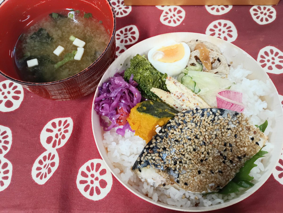 hirokawa3nori's tweet photo. #管理人ご夫妻 東京公演最後のマチソワ、しっかりお届けできました。ご来場くださった皆様どうもありがとうございました。マチソワ間にいただいたお弁当、ともに作演出家であり102号室に住むカップル���演じておられる土田さん根本さんの客演お二人が差し入れてくださったもの。ごちそうさまでした😋 https://t.co/62gvZQXDmn
