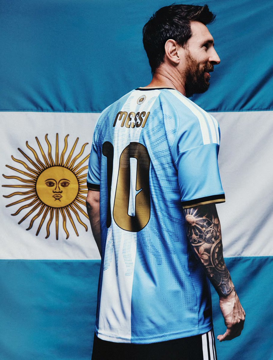 HistoryMessi's tweet photo. 🇦🇷✨ El 10 ya tiene camiseta para su último baile.

La edición especial que Leo usará ante Benín el 6 de octubre incluye detalles dorados, el Sol de Mayo y su logo personal. https://t.co/kyXQAyxkY2