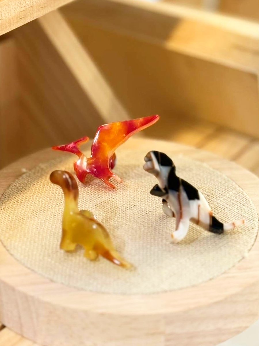 mamas_fukui's tweet photo. メガネフレームの素材で作るアクセサリー
紹介するのは、「恐竜ピンブローチ」です。
手磨き仕上げで、繊細なディテールが美しい一品です。恐竜好きな方にぴったりのアクセサリーですよ。
@dinosaurs https://t.co/65j3zXCGSC