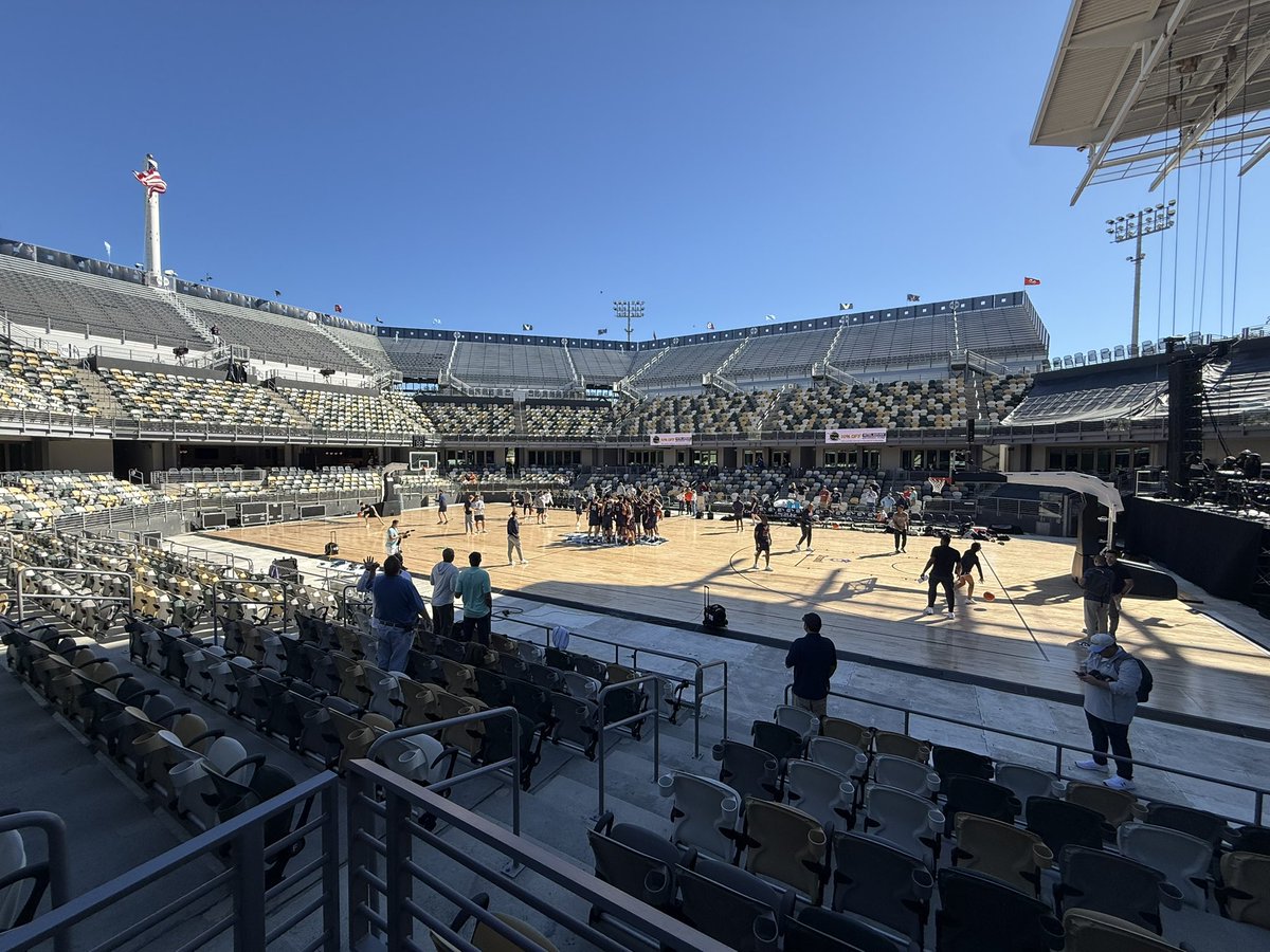 SEisbergWCIV's tweet photo. OK. This is freaking cool. The Virginia Cavaliers practicing under the blue skies and above the green clay of Daniel Island. Visions become reality. https://t.co/yQTEhGQBee
