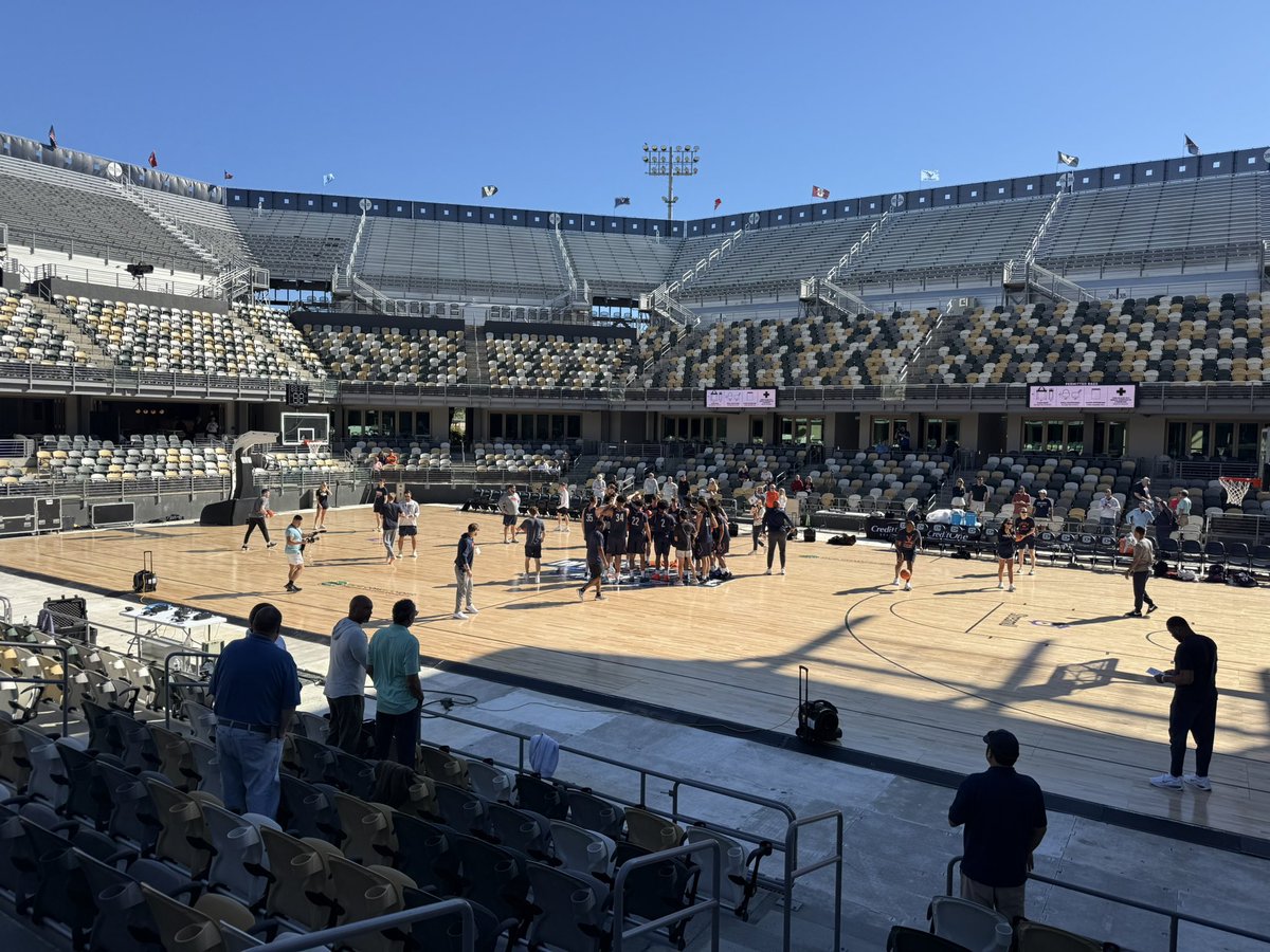 SEisbergWCIV's tweet photo. OK. This is freaking cool. The Virginia Cavaliers practicing under the blue skies and above the green clay of Daniel Island. Visions become reality. https://t.co/yQTEhGQBee