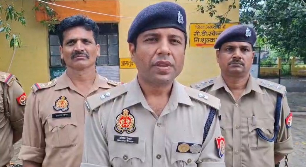 BharatSamvad01's tweet photo. मैनपुरी : दन्नाहार के सीतापुर में मकान की दीवार गिरने से 1 व्यक्ति की मौत, 4 घायल। पुलिस ने मौके पर पहुंचकर घायलों को अस्पताल भिजवाया। ASP ग्रामीण अभिषेक तिवारी ने घटना की जानकारी दी।

#Mainpuri #Dannahar #WallCollapse #UttarPradesh https://t.co/r1NpbJMK6Q