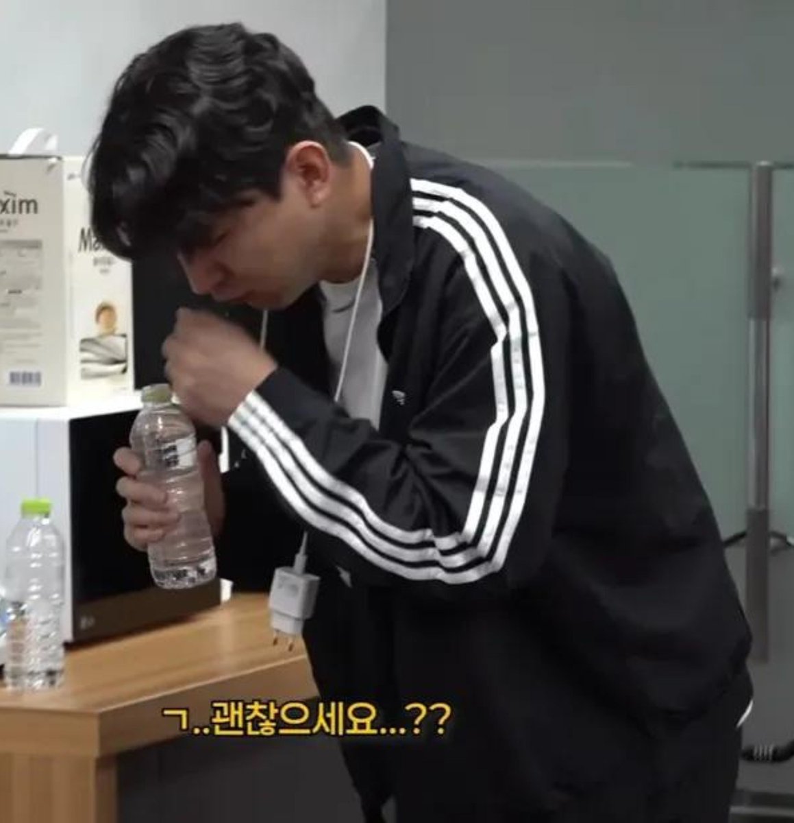 Kkiiwatn's tweet photo. 와 이거 존나처웃기네 잔인한 두컷만화
(아니근데기침하면서헛구역질도했대개웃겨) https://t.co/wiofpDjeI0