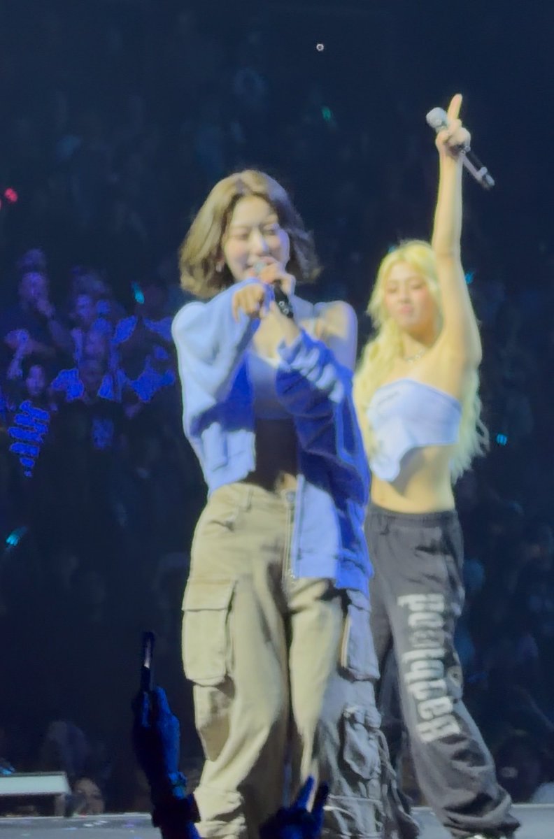 lezsakura's tweet photo. did she look at the pink heart i pulled out or am i imagining things #pureflow_in_phoenix #LE_SSERAFIM https://t.co/sn2i1C1dJf