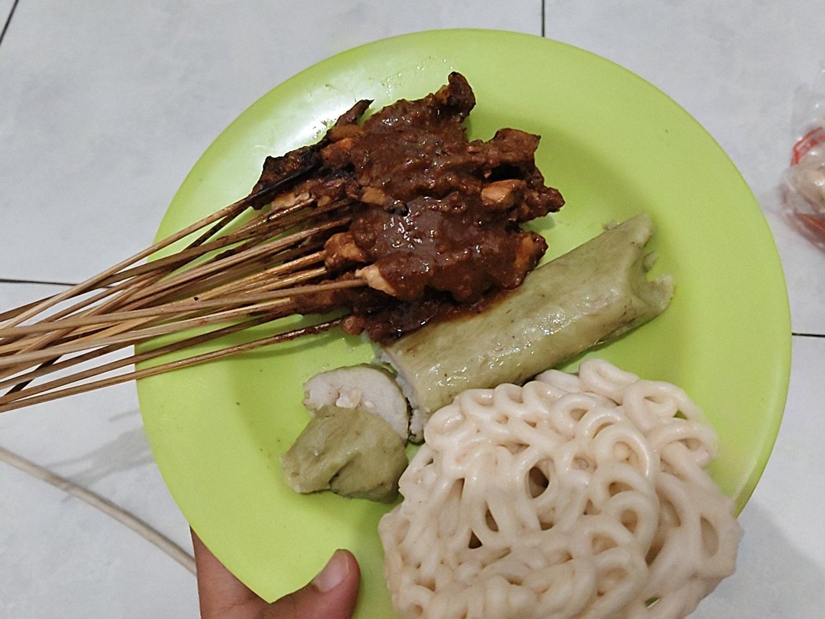 varorrw's tweet photo. Katanya kalau lagi sakit terus makan apa yang dipengenin, entar sembuh🥺 https://t.co/nVWO1OUyLP