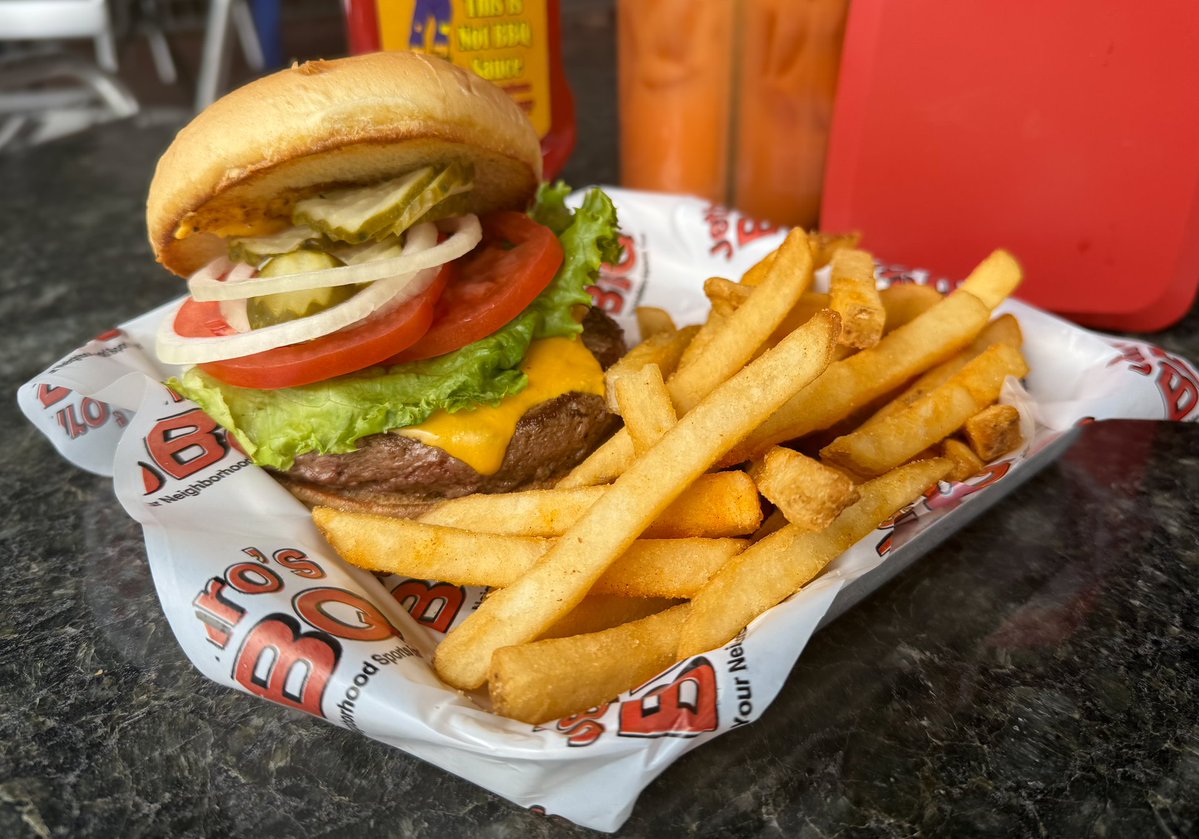 jethrosbbqdsm's tweet photo. Meet Papa's Burger a half pound Angus steak patty loaded with your choice of cheese, lettuce, onion, tomato, and pickle. No gimmicks just one big, juicy burger done right! 🍔🔥
#JethrosBBQ #BurgerTime https://t.co/2jeoeuyyVF
