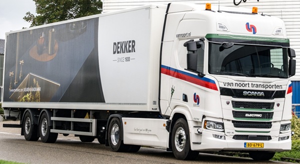 BLOKmedia's tweet photo. Scania 40R Electric doet het goed in de praktijk bij Van Noort https://t.co/Gn9fKHOKAd https://t.co/EUvFidpzcm