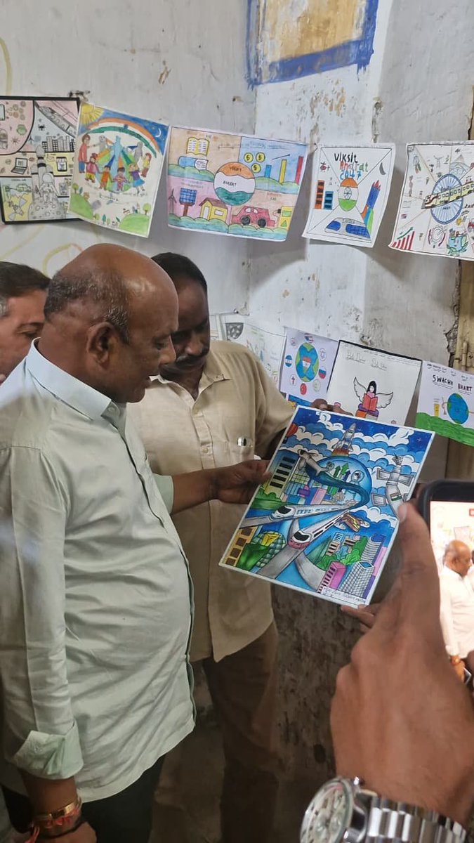 DDNewsGujarati's tweet photo. ‘સેવા સંકલ્પ અભિયાન’ અંતર્ગત અમરેલીમાં તાલુકા કક્ષાની ચિત્ર અને વક્તૃત્વ સ્પર્ધા યોજાઈ

🔸 સાંસદ ભરત સુતરીયા અને ધારાસભ્ય જે.વી. કાકડિયાએ ઉપસ્થિત રહી વિદ્યાર્થીઓને પ્રોત્સાહિત કર્યા

#SevaSankalpAbhiyan #Amreli #ViksitBharat2047 #SevaAurSushasan #Students #DrawingCompetition #SpeechCompetition #Gujarat