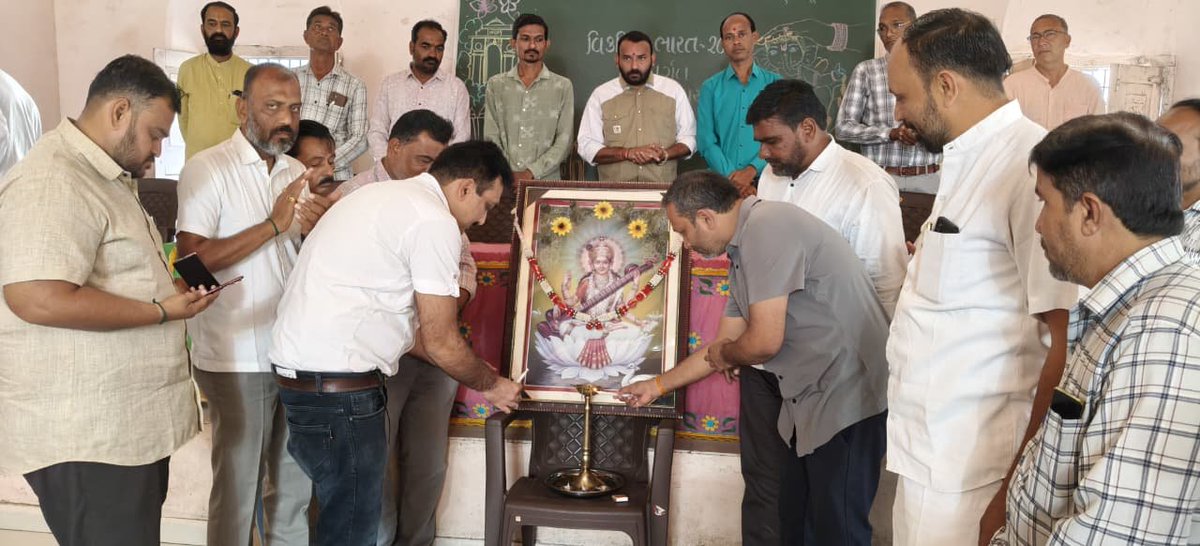 DDNewsGujarati's tweet photo. ‘સેવા સંકલ્પ અભિયાન’ અંતર્ગત અમરેલીમાં તાલુકા કક્ષાની ચિત્ર અને વક્તૃત્વ સ્પર્ધા યોજાઈ

🔸 સાંસદ ભરત સુતરીયા અને ધારાસભ્ય જે.વી. કાકડિયાએ ઉપસ્થિત રહી વિદ્યાર્થીઓને પ્રોત્સાહિત કર્યા

#SevaSankalpAbhiyan #Amreli #ViksitBharat2047 #SevaAurSushasan #Students #DrawingCompetition #SpeechCompetition #Gujarat