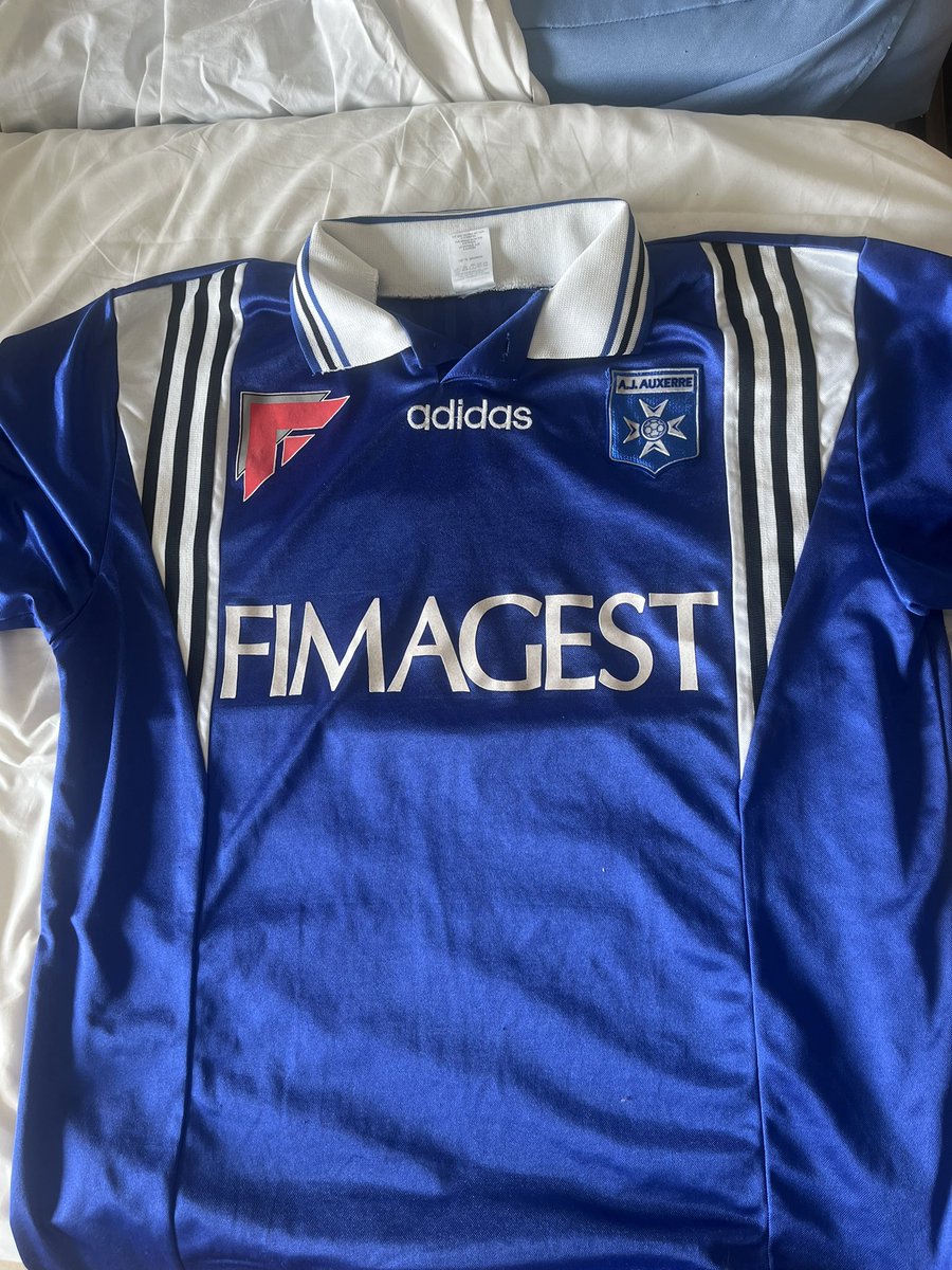 pacesalutee1's tweet photo. À  Madrid et n’importe où dans le monde , mon maillot porte bonheur reste avec moi🔵⚪️

Floqué Rabarivony et porté🙌🏼 https://t.co/odES9zlSB9
