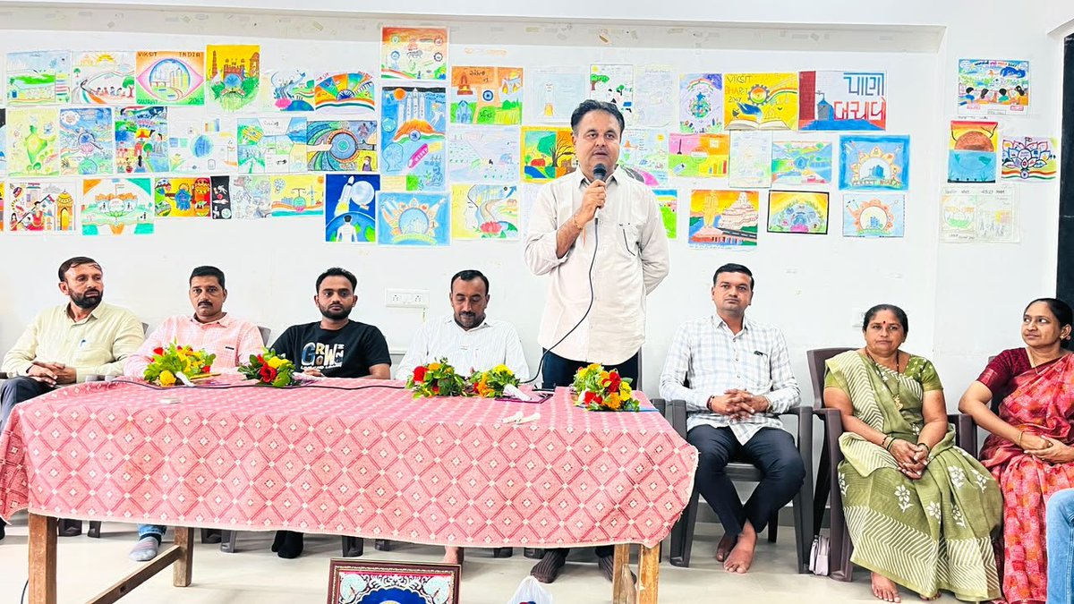 DDNewsGujarati's tweet photo. ‘સેવા સંકલ્પ અભિયાન’ અંતર્ગત અમરેલીમાં તાલુકા કક્ષાની ચિત્ર અને વક્તૃત્વ સ્પર્ધા યોજાઈ

🔸 સાંસદ ભરત સુતરીયા અને ધારાસભ્ય જે.વી. કાકડિયાએ ઉપસ્થિત રહી વિદ્યાર્થીઓને પ્રોત્સાહિત કર્યા

#SevaSankalpAbhiyan #Amreli #ViksitBharat2047 #SevaAurSushasan #Students #DrawingCompetition #SpeechCompetition #Gujarat