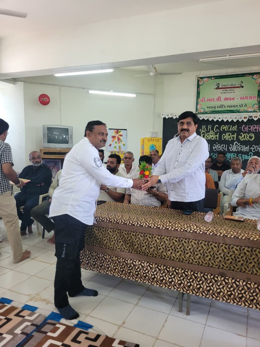 DDNewsGujarati's tweet photo. ‘સેવા સંકલ્પ અભિયાન’ અંતર્ગત અમરેલીમાં તાલુકા કક્ષાની ચિત્ર અને વક્તૃત્વ સ્પર્ધા યોજાઈ

🔸 સાંસદ ભરત સુતરીયા અને ધારાસભ્ય જે.વી. કાકડિયાએ ઉપસ્થિત રહી વિદ્યાર્થીઓને પ્રોત્સાહિત કર્યા

#SevaSankalpAbhiyan #Amreli #ViksitBharat2047 #SevaAurSushasan #Students #DrawingCompetition #SpeechCompetition #Gujarat